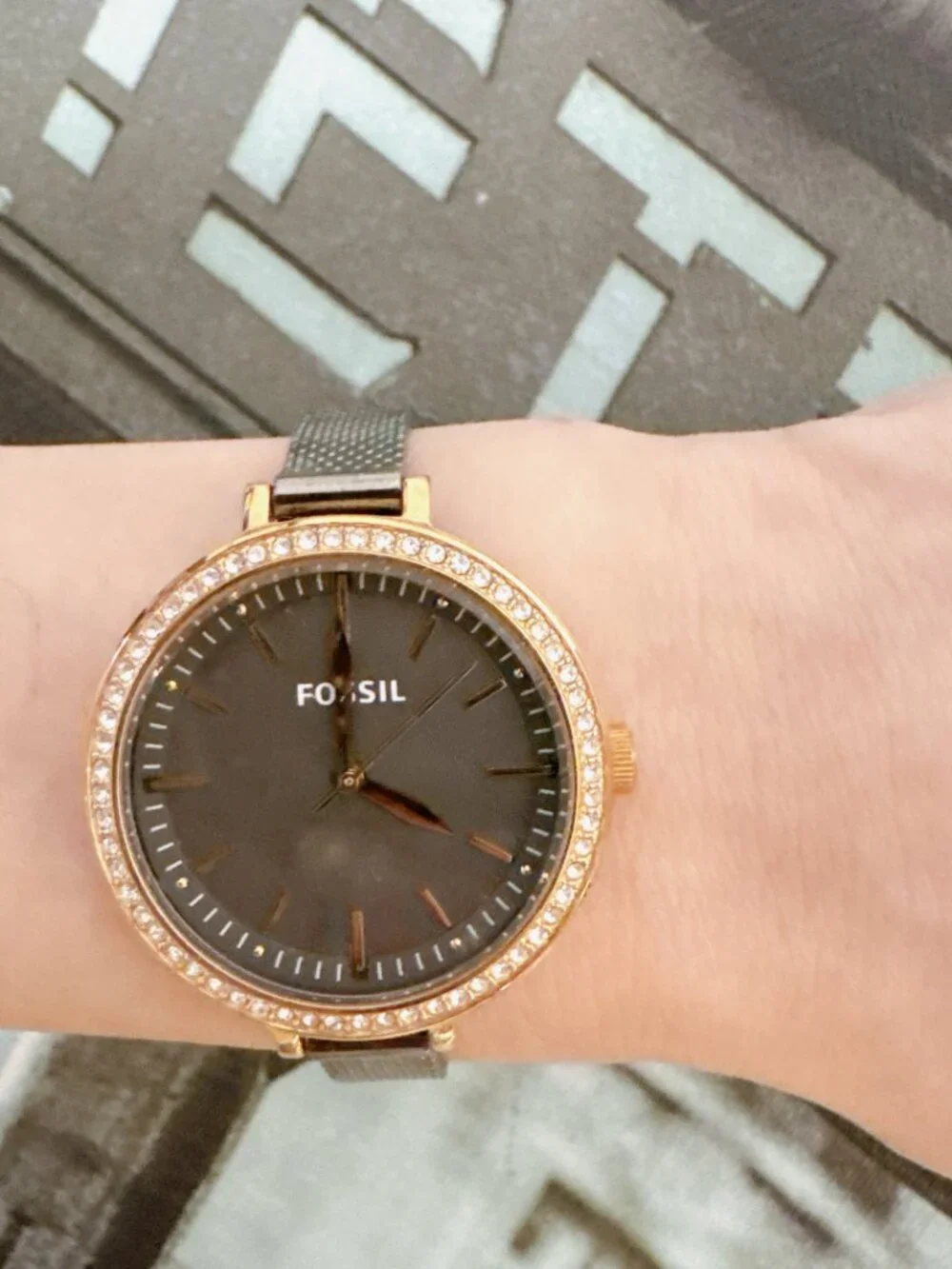 The Fossil Classic Minute BQ3458 watch features a modern monochromatic design wi